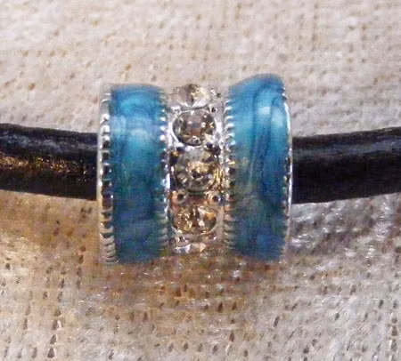 Cylinder m strass & turkos emalj, stort hål