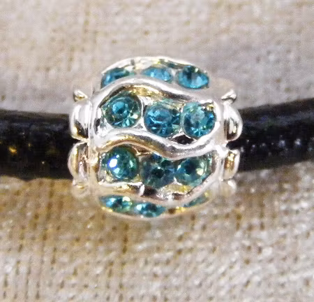Mellandel m stort hål, turkos strass, ljus silver