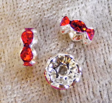 Strassmellandel, rondell, silverfärgad, röda stenar, 8 mm