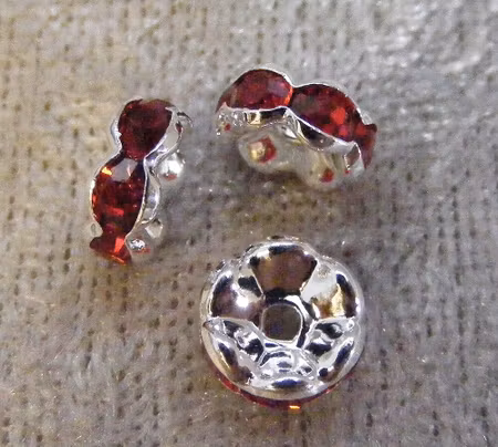 Strassmellandel, rondell, silverfärgad, mörkröda stenar, 8 mm