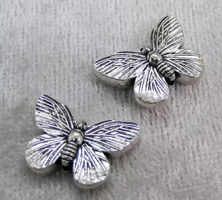 Mellandel, fjäril, antiksilver