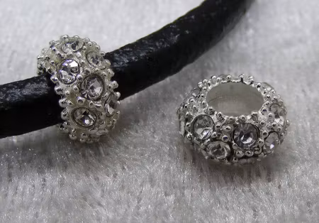 Mellandel, rondell i ljus silver m transparent strass, stort hål