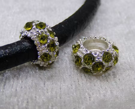 Mellandel, rondell i ljus silver m grön strass, stort hål