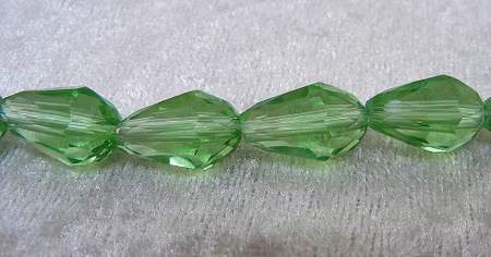 Facetterad droppe, ljusgrön, ca 15x9 mm