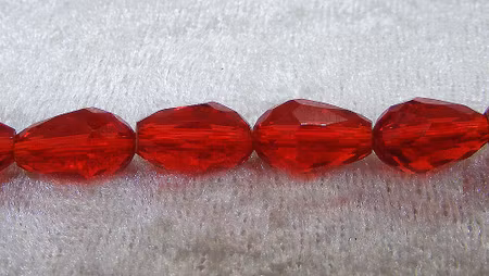 Facetterad droppe, röd, ca 12x7,5 mm