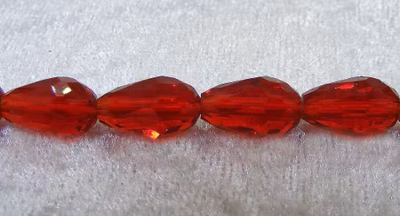 Facetterad droppe, mörkare röd, ca 12,5x7,5 mm