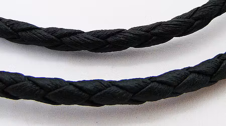 Flätad konstläderrem, matt svart, 4 mm