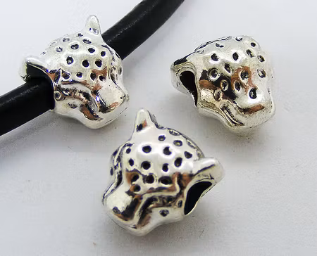 Mellandel m stort hål, leopardhuvud, antiksilver