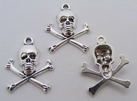 Berlock, döskalle m benknotor, antiksilver
