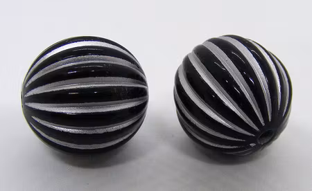 Akrylpärla, räfflad rund, svart/silver