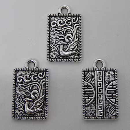 Berlock, mönstrad bricka, antiksilver