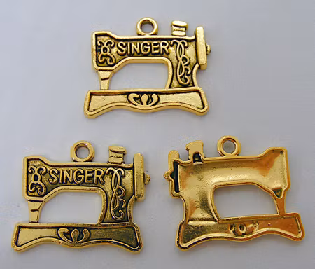 Berlock, symaskin, antikguld