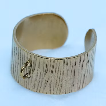 Fingerring av strukturerad, guldfärgad rostfritt stål