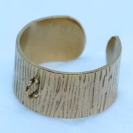 Fingerring av strukturerad, guldfärgad rostfritt stål
