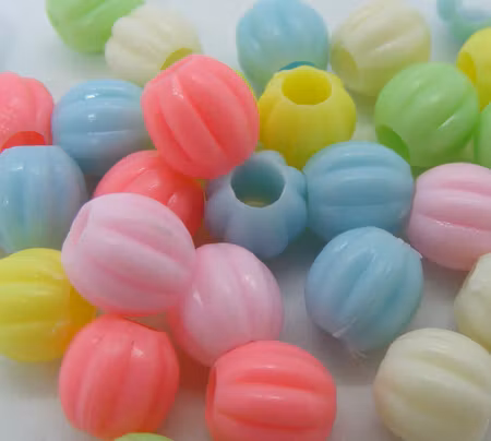 Plastpärla, räfflad "pumpa", färgmix
