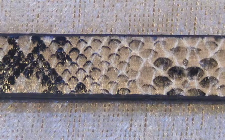 Platt läderrem, ormskinnsmönster, beige, offwhite/svart