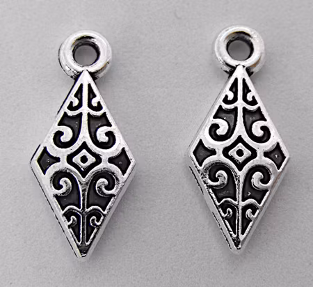 Berlock, ornamenterad romb, antiksilver