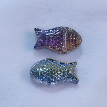 Fisk, glaspärla, ametist/grönskimrande plätering