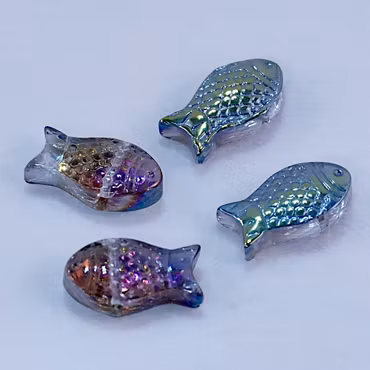 Fisk, glaspärla, ametist/grönskimrande plätering