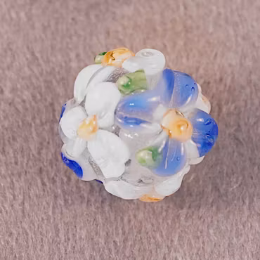 Rund lampworkpärla med blomdekor, vit/blå