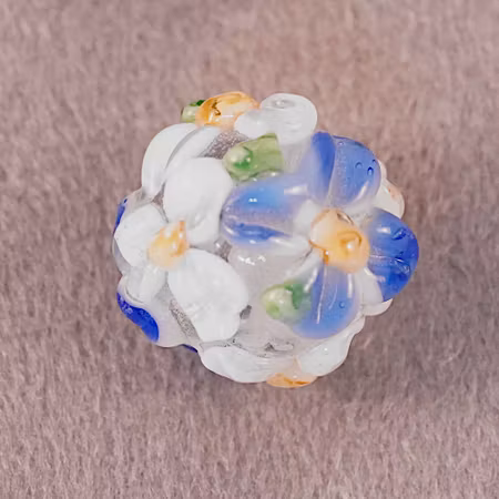 Rund lampworkpärla med blomdekor, vit/blå