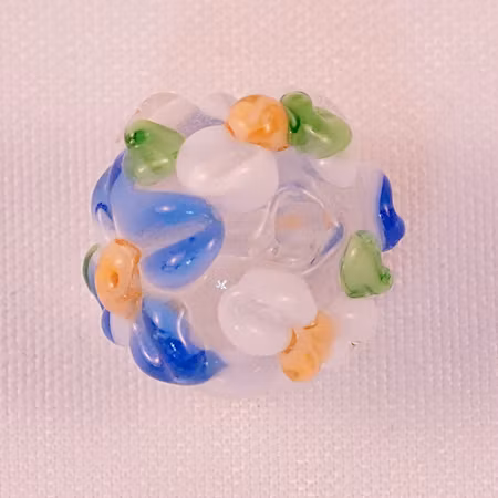 Rund lampworkpärla med blomdekor, vit/blå