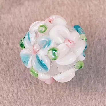 Rund lampworkpärla med blomdekor, vit/turkos