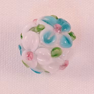 Rund lampworkpärla med blomdekor, vit/turkos