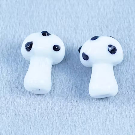 Små svampar, lampwork, vit/svart