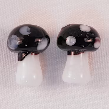 Små svampar, lampwork, svart/vit
