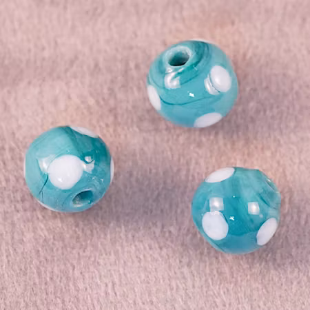 Rund, prickig lampworkpärla, mörk turkos/vit