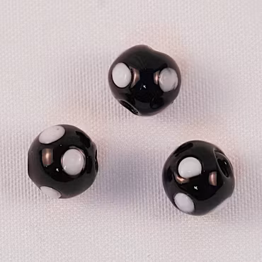 Rund, prickig lampworkpärla, svart/vit