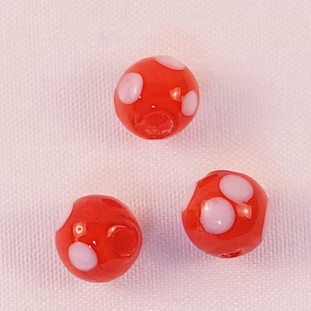 Rund, prickig lampworkpärla, röd/vit