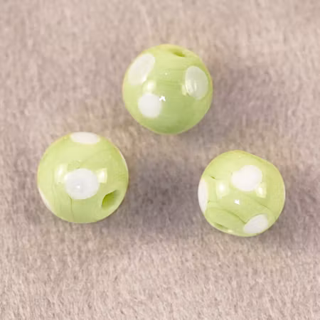Rund, prickig lampworkpärla, gulgrön/vit