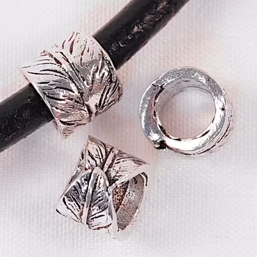Mellandel m stort hål, blad, antiksilver